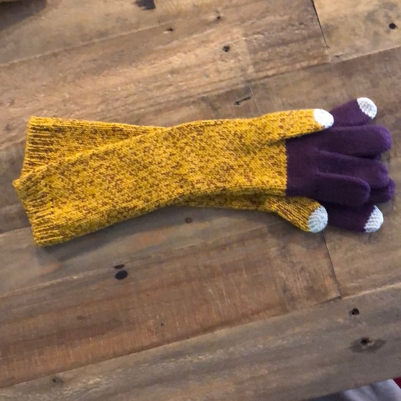 Anthropologie Accessories - Anthropologie gloves with finger to text on phone